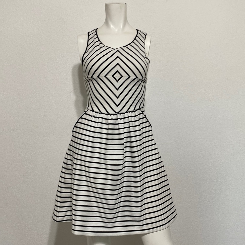Maeve Anthropologie Black & White Mitred Striped Fit & Flare Dress Size 0 - Picture 2 of 5